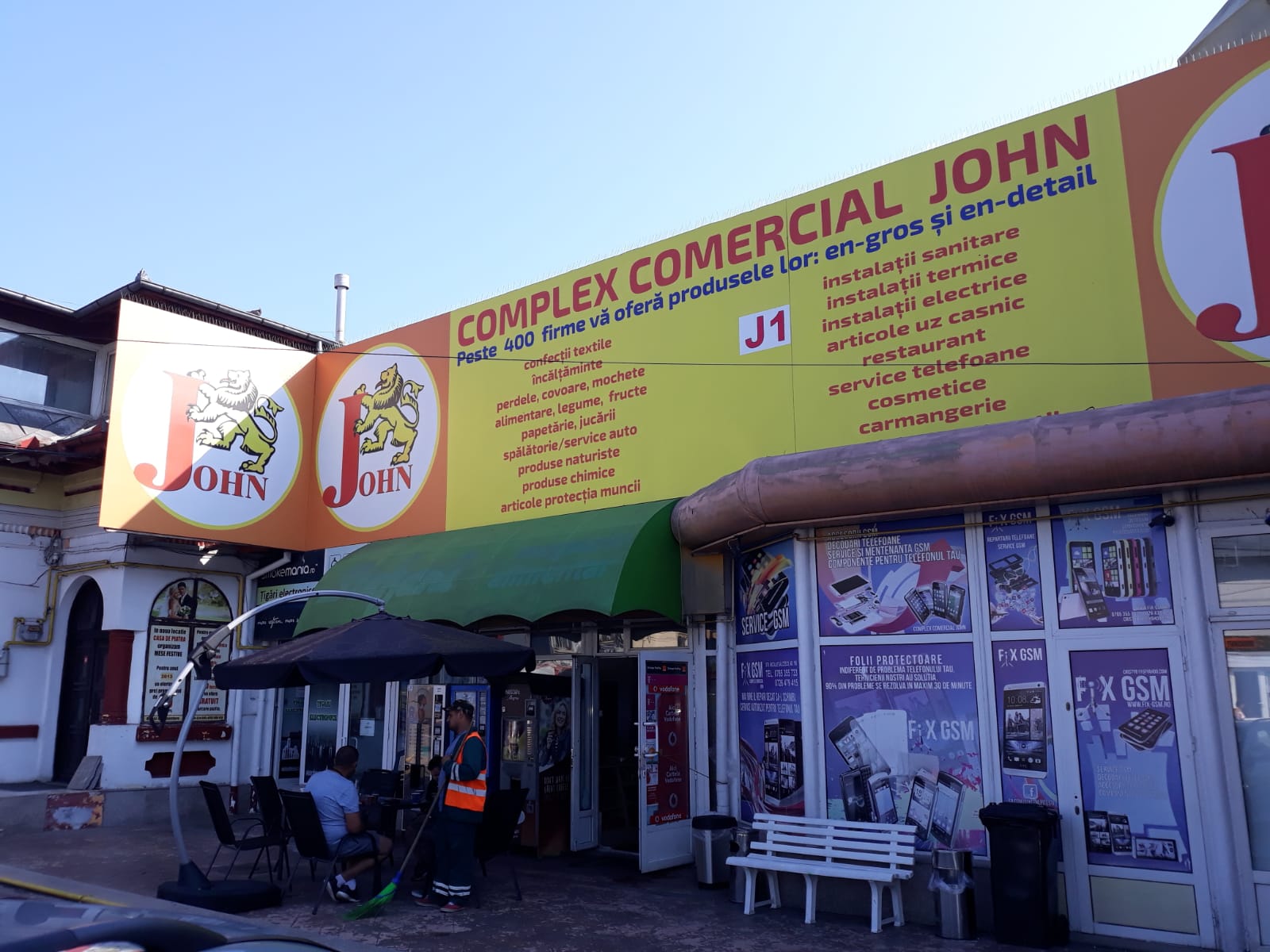 Fațada Complexului Comercial John Pitești